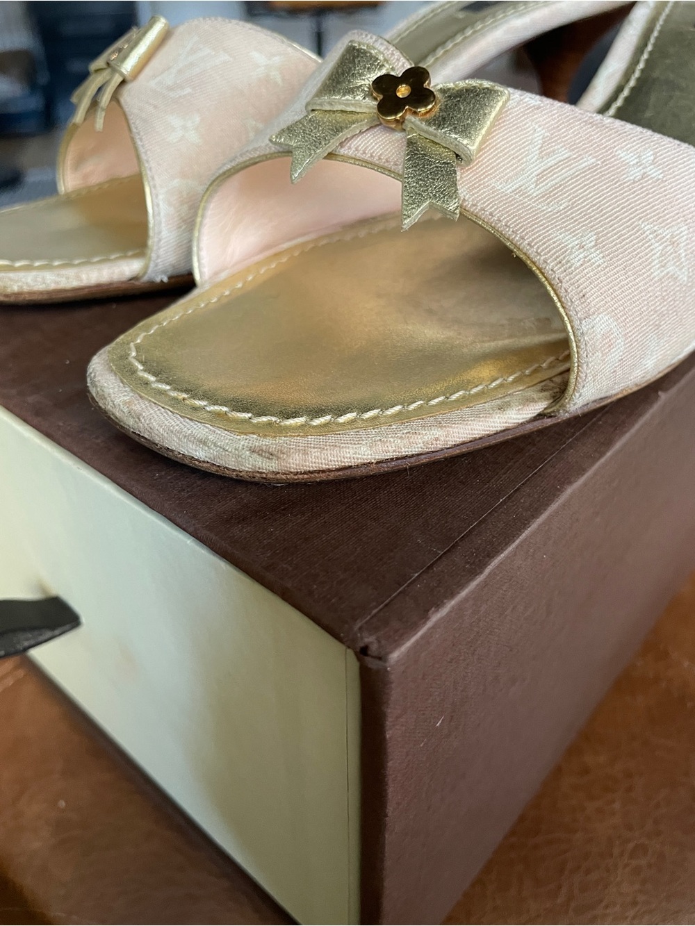 Lois Vuitton Pink Slip-On Bow Sandals - Picture 2 of 5